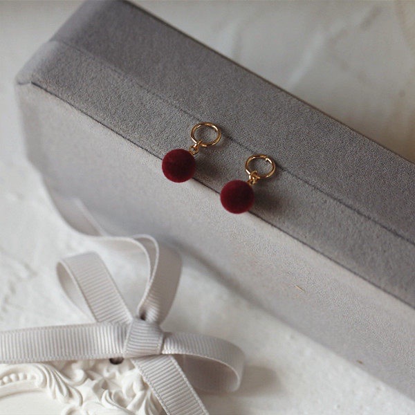 维多利亚绒球耳钉圣诞节猪年暗红