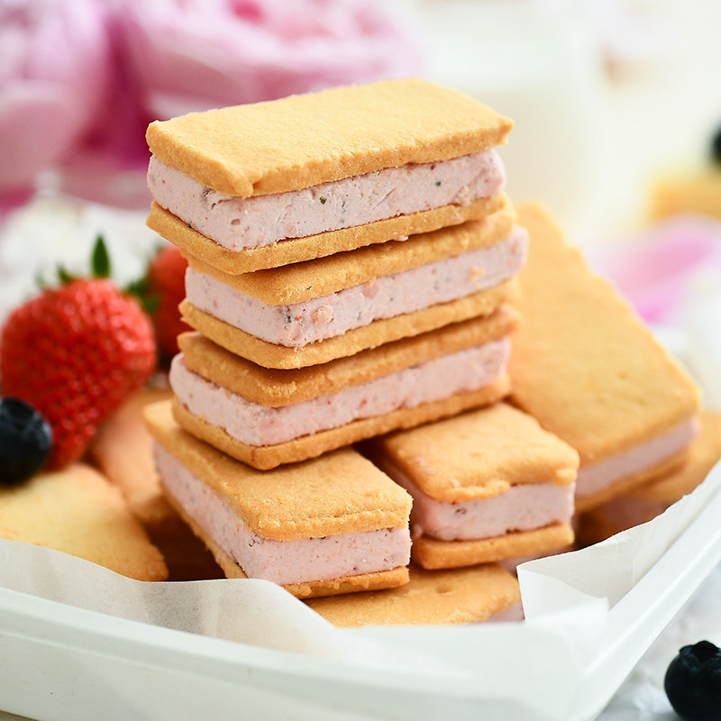甜品般满足 莓莓厚乳小方 双莓厚切空气夹心曲奇饼干零食莓子甜品