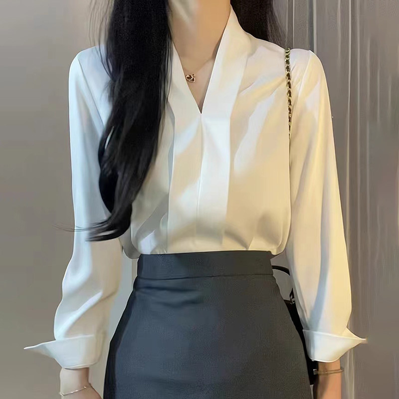 白色V领修身职业衬衫女通勤