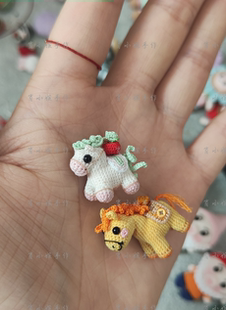 成品手工钩织微钩小马马上有钱钥匙扣手机挂件发夹胸针礼物车挂