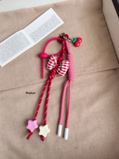 格子蝴蝶结手工编织条纹挂绳星星樱桃挂件苹果可爱包挂饰哭娃同款