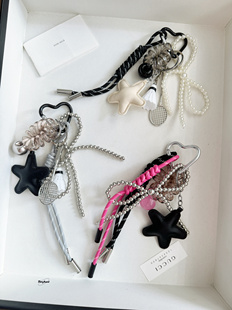 原创皮革黑粉立体星星挂件miu风包挂蝴蝶结羽毛球挂饰白色系ins风