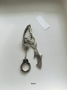 原创“大逃鲨”鲨鱼玩具手铐钥匙扣包挂件金属感腰间挂饰cleanfit