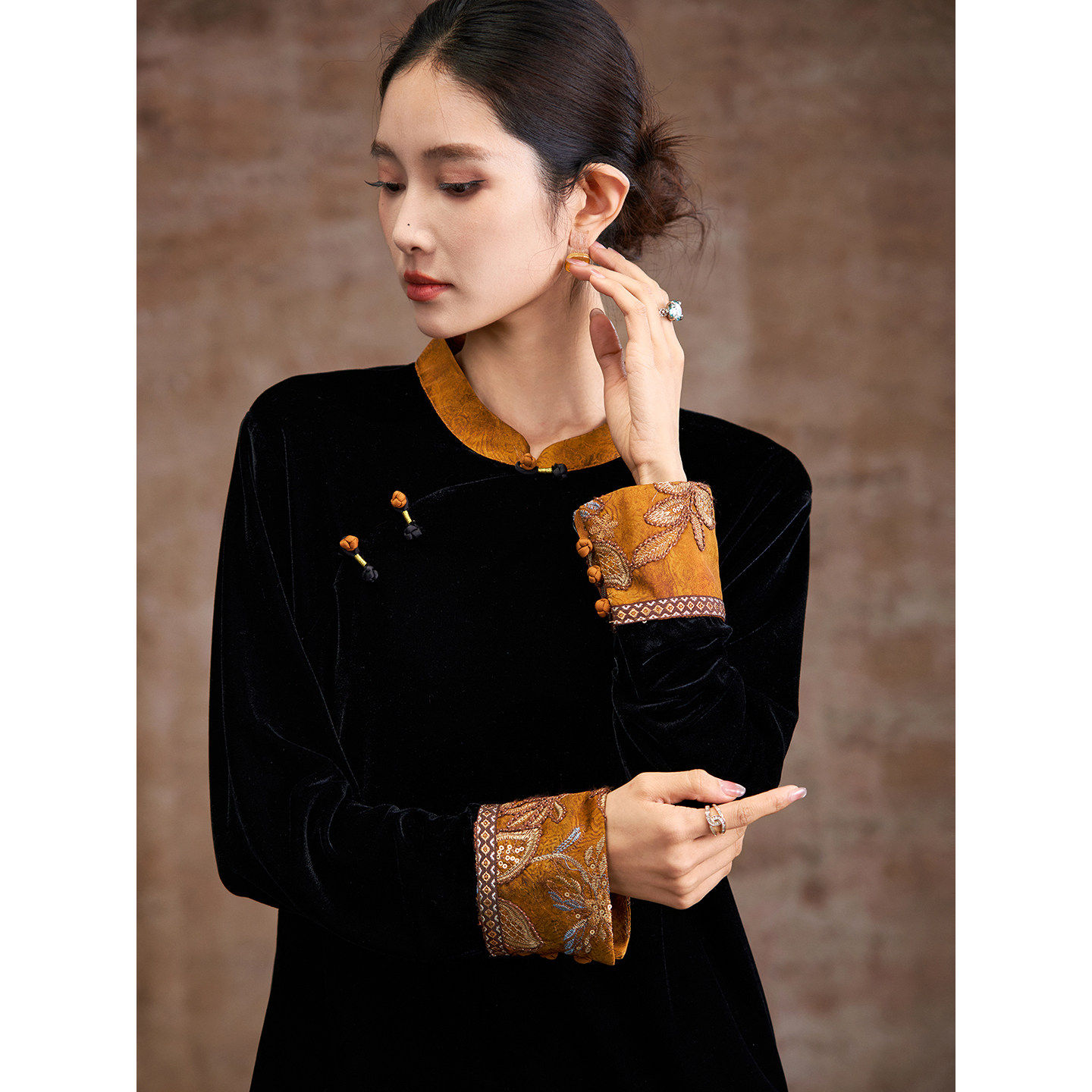 素木新中式丝绒黑色T恤女2025年冬季新款气质打底衫大码女装上衣