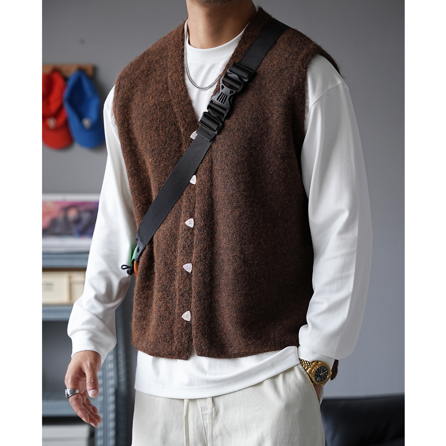 慵懒风叠穿短款针织马甲男宽松