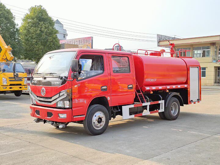 东风多利卡双排座消防洒水车5方国六玉柴140马力定金