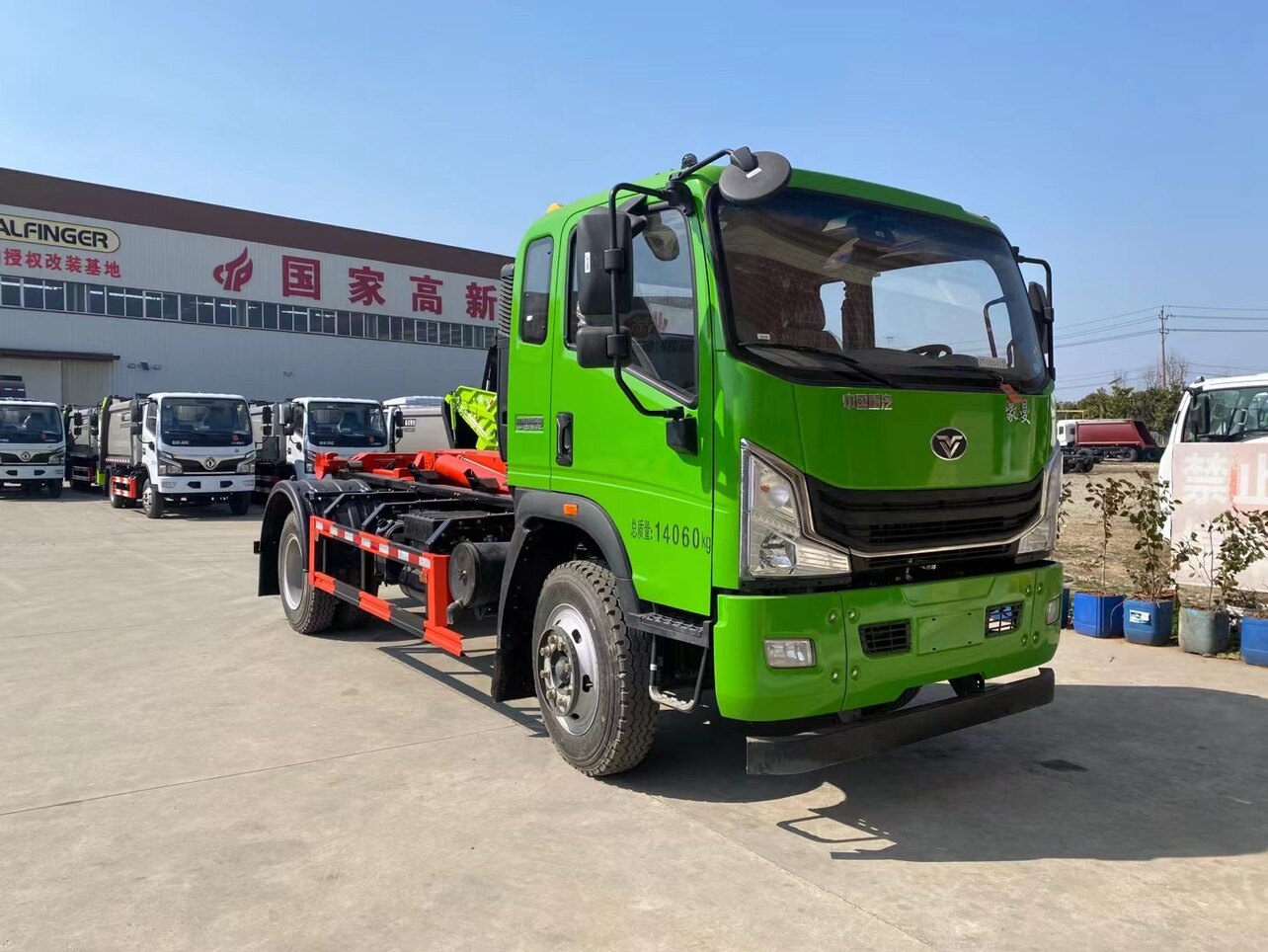 【14吨勾臂垃圾车】中国重汽豪曼潍柴190法士特8档153后桥