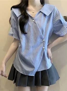 大码法式收腰V领蓝色条纹短袖衬衫女夏季胖mm遮肚显瘦不规则上衣