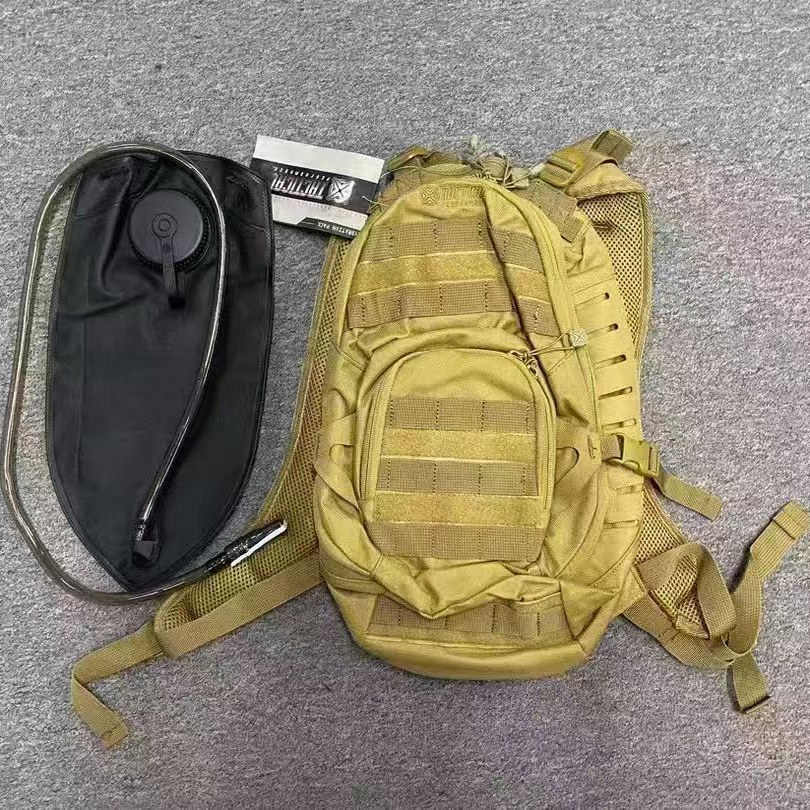 欧美战术小型自带水袋多功能战术背包 耐磨抗造