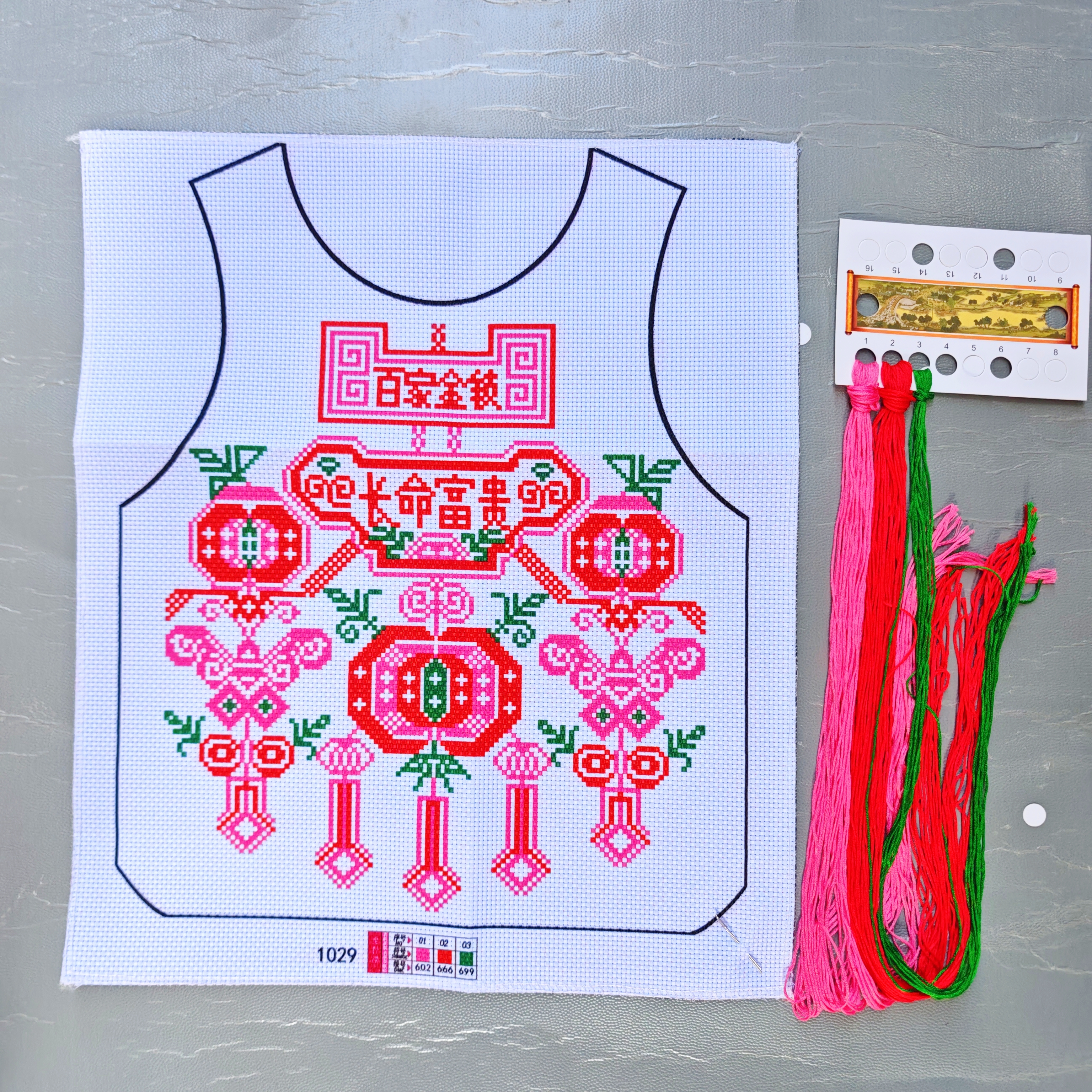 新款十字绣儿童口水兜小围腰没有镶好边的需要自己绣精准印花绣布