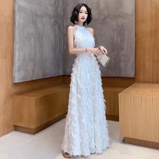 白色挂脖晚礼服2024新款名媛仙气轻奢小众连衣裙女生日宴会主持人