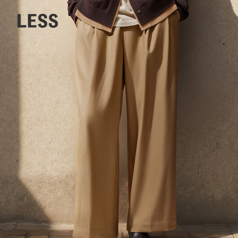 复古裤型胯部加量处理，体现轻松随性时尚感