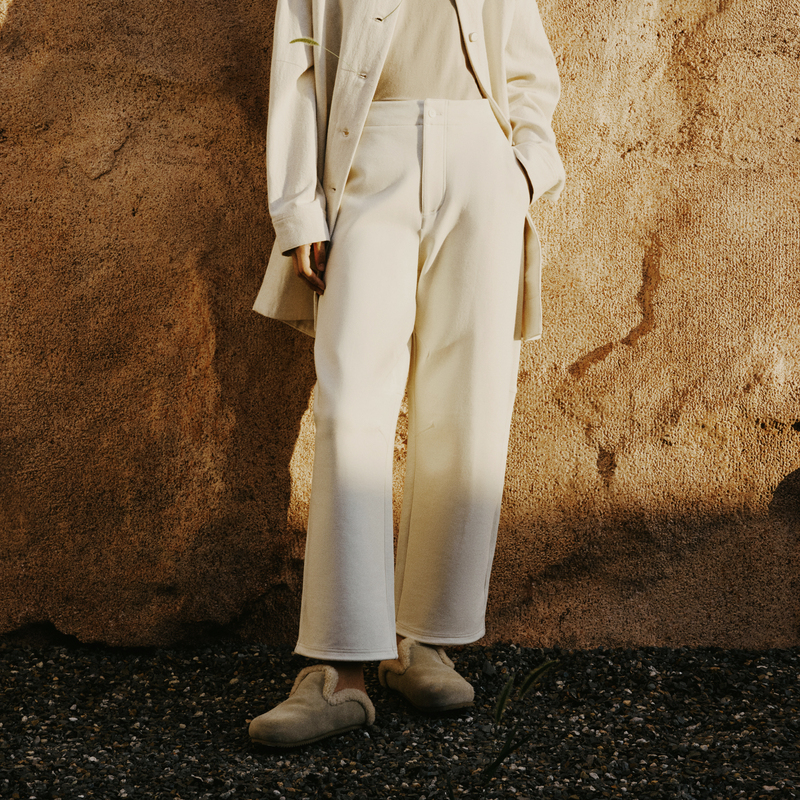 微阔直筒裤松量适中，修饰腿型同时较为利落