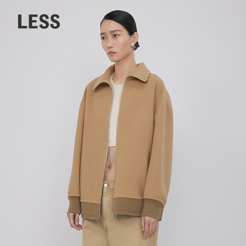 羊毛罗纹下摆与袖口细节，整体更加轻松休闲