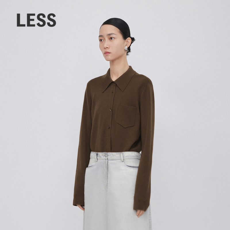 翻领和胸前口袋设计，增加干练感更显利落
