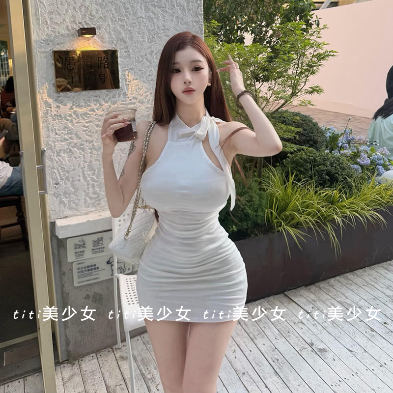 【TiTi美少女】白色纯欲抽褶包臀性感露背挂脖系带紧身连衣裙短裙