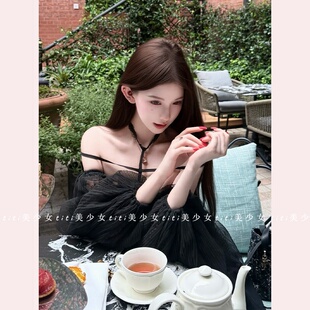 纯欲一字肩连衣裙女轻奢名媛褶皱网纱拼接挂脖短裙 TiTi美少女
