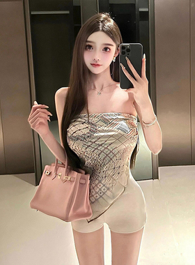 【TiTi美少女】气质风涂鸦缎面字母露肩修身不规则上衣丝巾方巾女