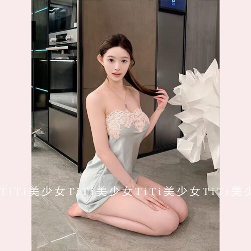 清冷法式花纹蕾丝缎面抹胸裙