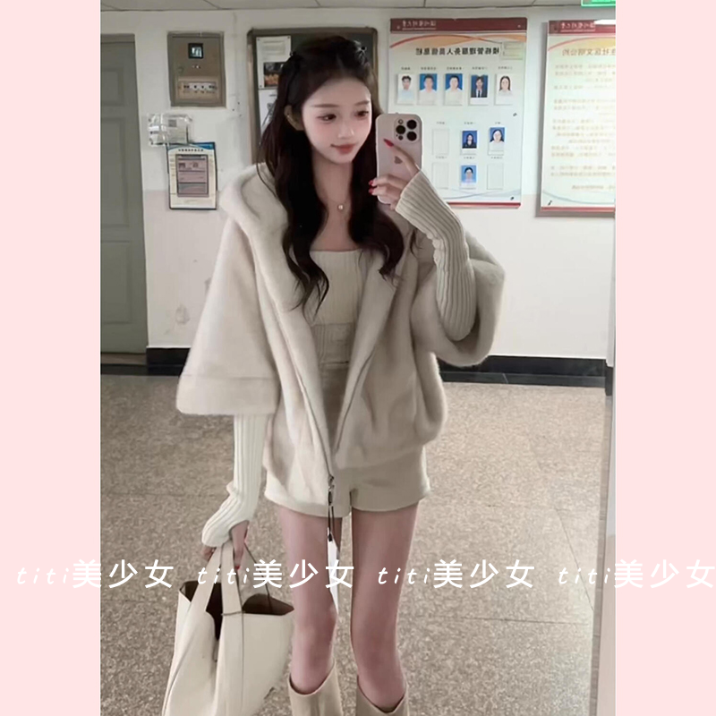 甜美中袖连帽仿皮草外套女