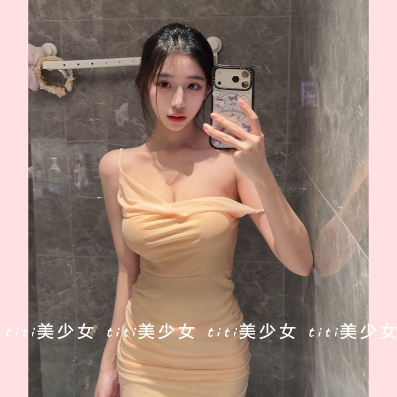 【TiTi美少女】性感荡领低胸包臀吊带裙气质褶皱收腰修身连衣裙