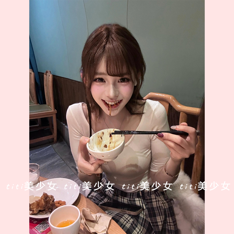 紧身五分袖上衣+百褶半身裙