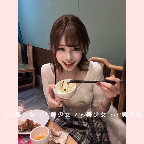 紧身五分袖上衣+百褶半身裙