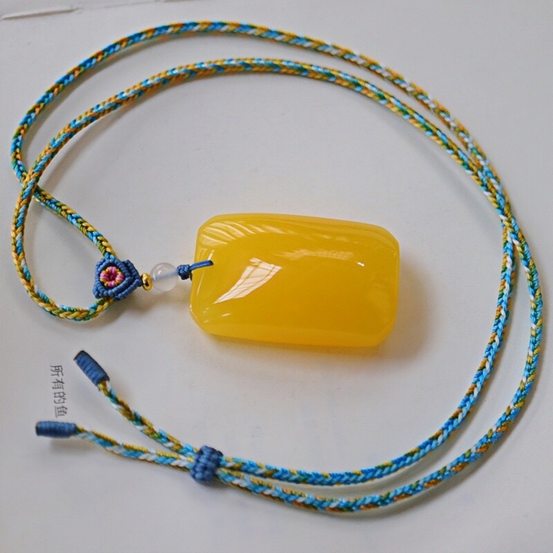 正品天然俄料精美鸡油黄蜜蜡无事牌牌子吊坠时尚文玩百搭珠宝饰品