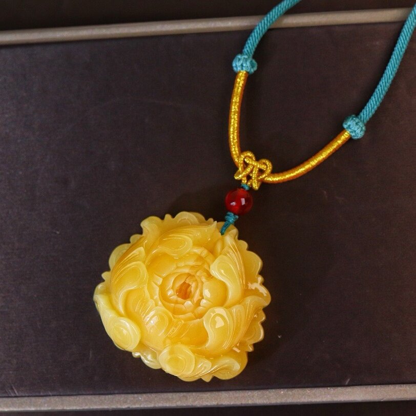正品天然俄料精品焦皮料鸡油黄蜜蜡牡丹花吊坠文玩工艺珠宝饰品