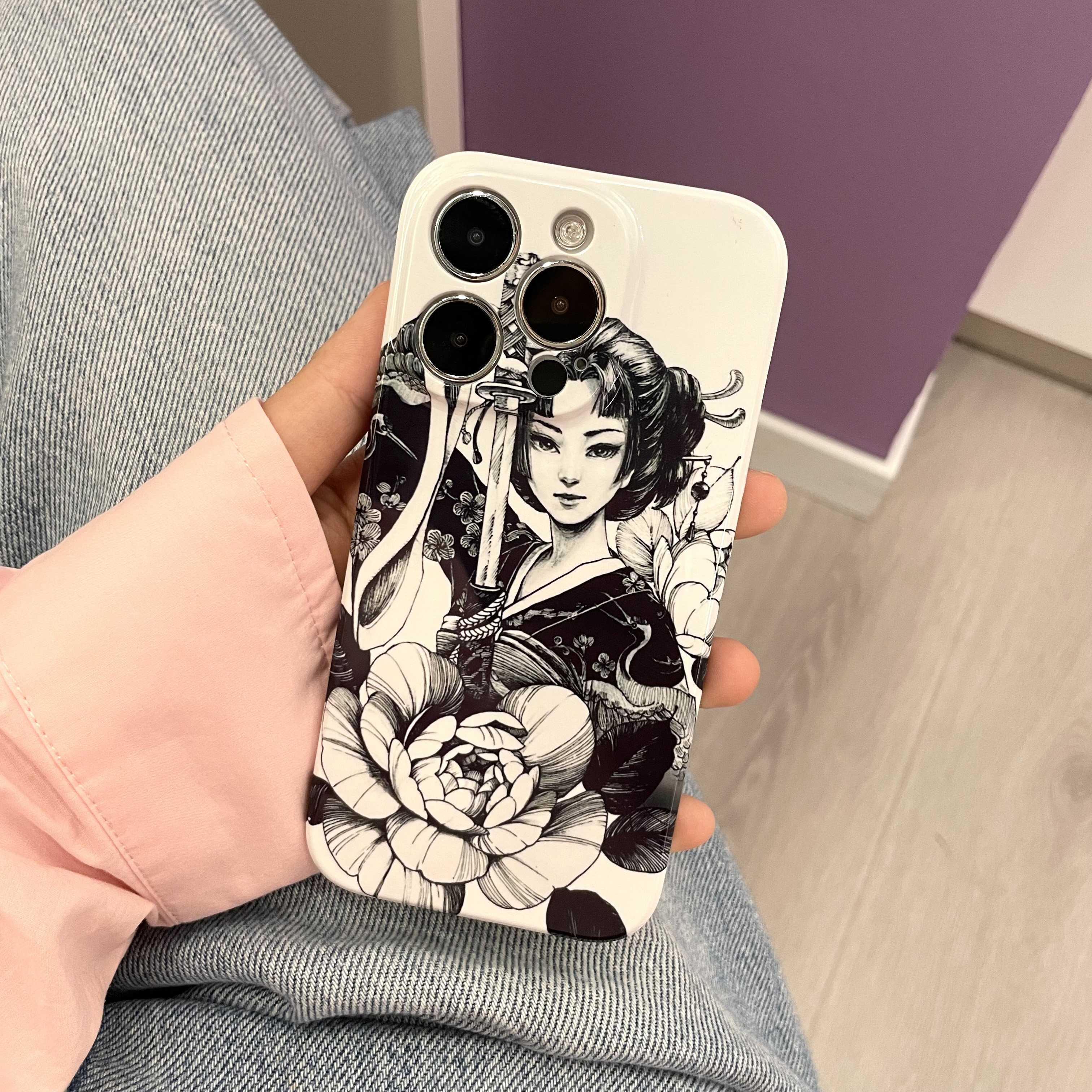 艺妓纹身适用iPhone16Pro手机壳14苹果15pro/13ProMax艺术新款12高级xsmax精孔亮面x/xr全