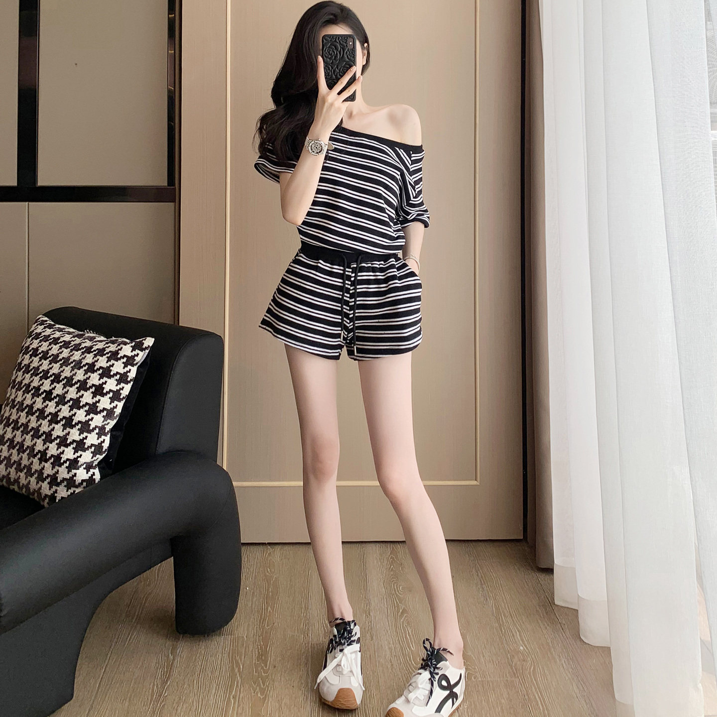 设计感休闲套装女夏季性感斜肩条纹短袖短裤两件套减龄穿搭一整套