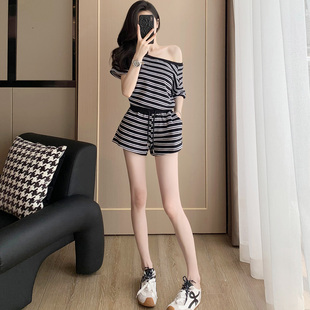 设计感休闲套装女夏季性感斜肩条纹短袖短裤两件套减龄穿搭一整套