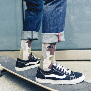 港风潮牌袜子纯棉情侣袜男女中筒袜迷彩潮袜滑板死飞个性高筒袜春