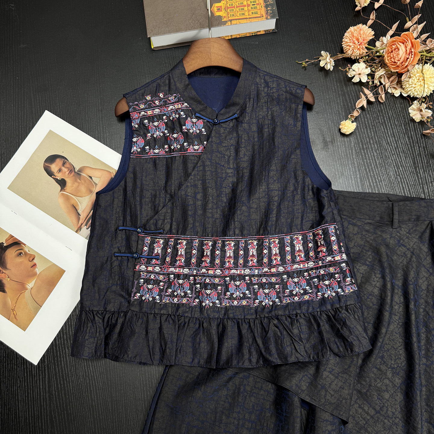 【青纹】新中式立领手工盘扣刺绣马甲女荷叶边香云纱龟裂纹上衣