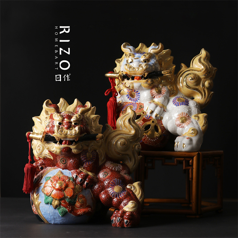 现货日本九谷烧彩绘陶瓷摆件 狮子滚绣球桌面客厅装饰品