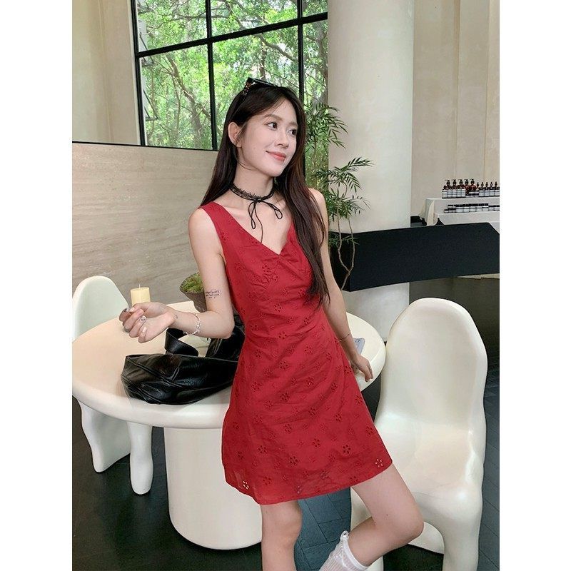无袖镂空领小个子花朵V收腰2025新款连衣裙法式背心红色女夏短裙
