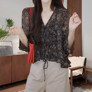 法式浪漫风碎花系带V领大码衬衫女宽松显瘦遮肉轻薄透气中袖上衣