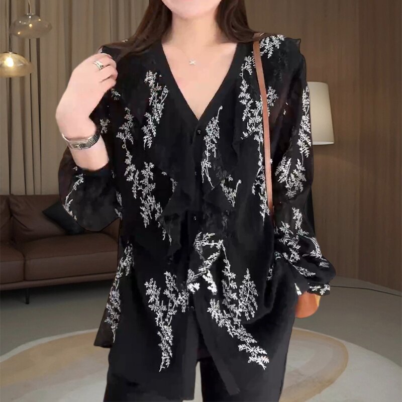 法式荷叶边V领花卉刺绣长袖衬衫女大码时髦洋气宽松显瘦黑色上衣