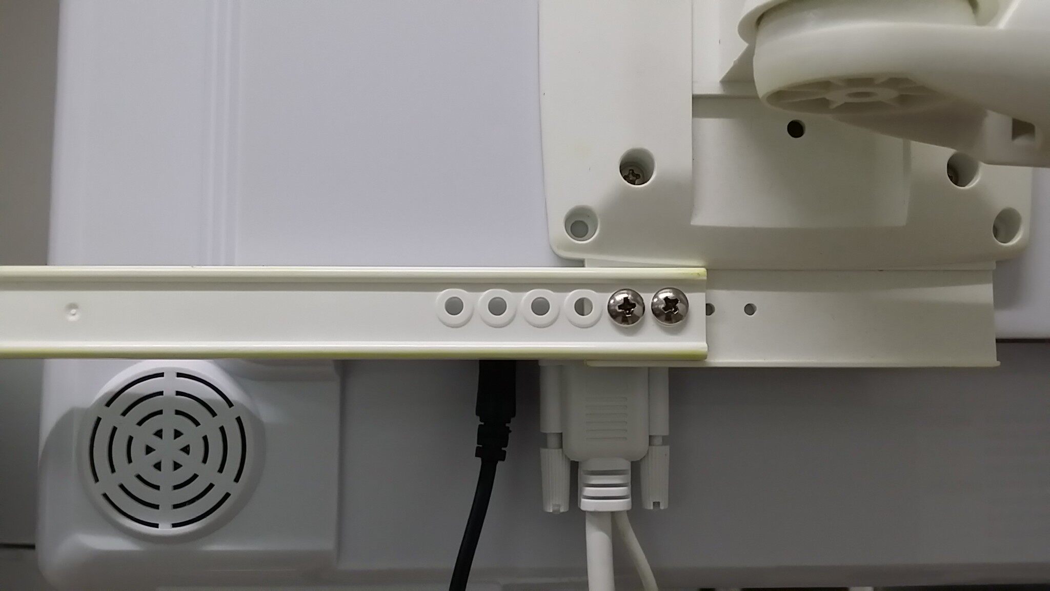 일반 모니터 VGA에 연결된 구강 내시경 관찰자는 8GB 메모리 800만 픽셀의 4부분 그리드를 처리합니다