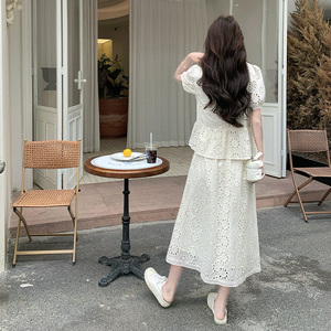 大方得体穿搭套装女夏季2025白色镂空刺绣泡泡袖小衫半身裙两件套图片