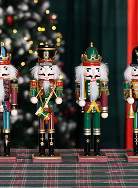 圣诞节情侣胡桃夹子摆放粉色桌面