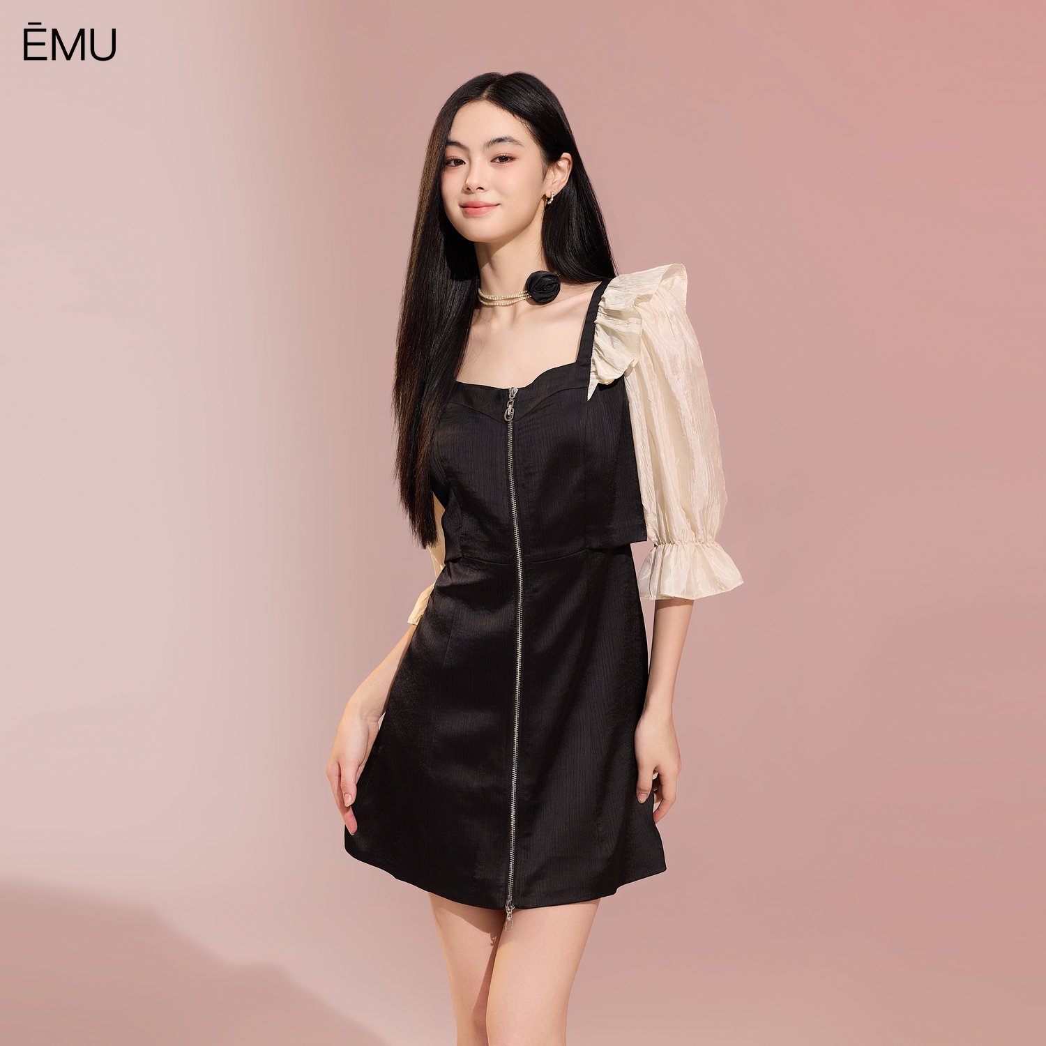 依妙EMU撞色前拉链设计连衣裙女夏季2025新款收腰显瘦小黑裙