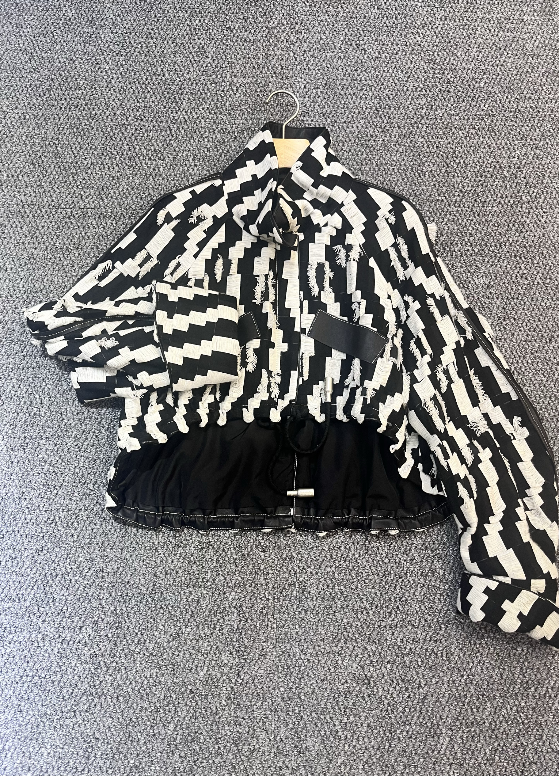 2025秋季新款女装设计师款黑白条纹拼皮女长袖宽松休闲皮衣