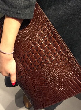 真皮鳄鱼纹女包2025新款韩版晚宴手拿包漆皮时尚大容量文件信封包