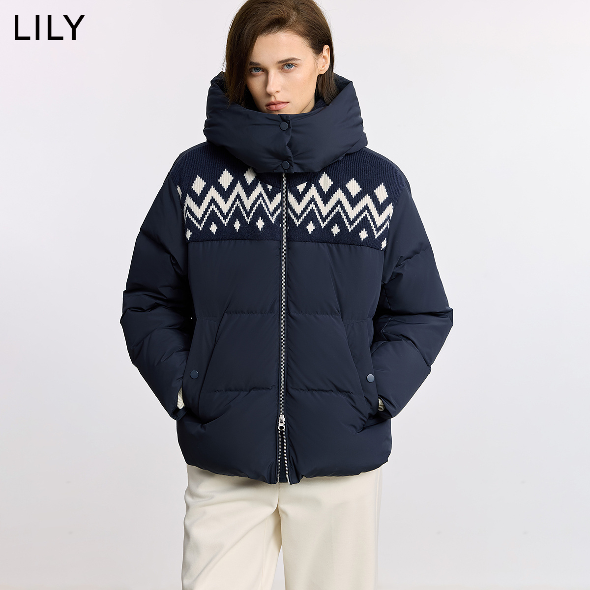 LILY2025冬新款女装针织拼接费尔岛立领连帽90鸭绒通勤羽绒服外套