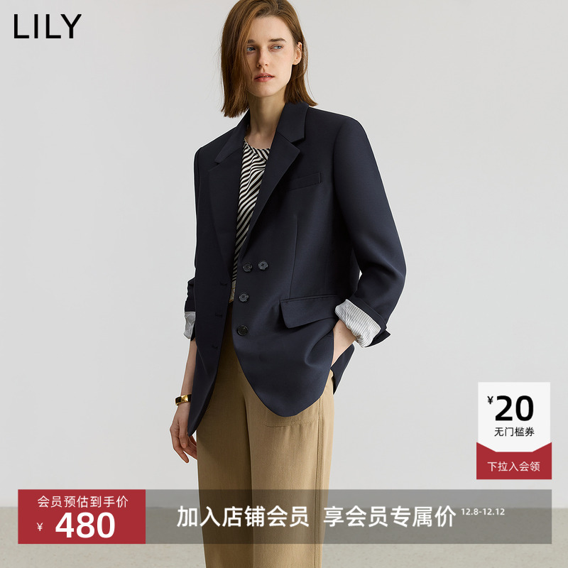 平驳领剪裁 勾勒干练气场