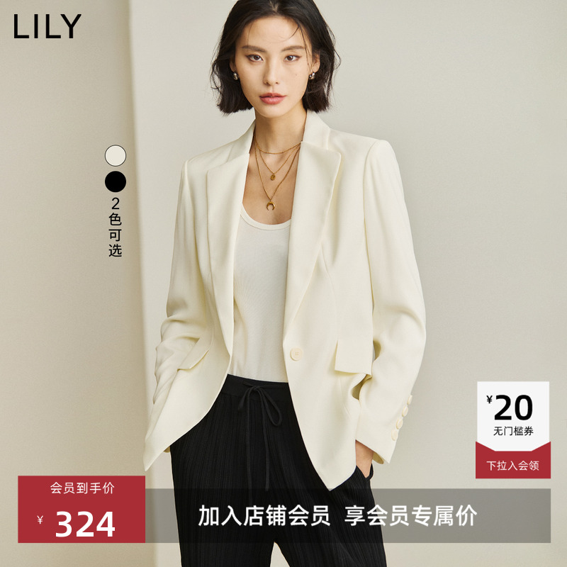 收拢腰腹曲线，修身而不紧身。