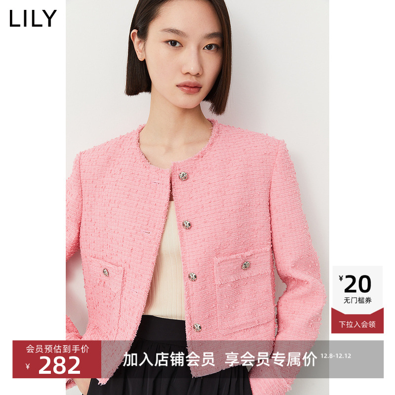 合颈圆领设计，保留足够的伸展空问。