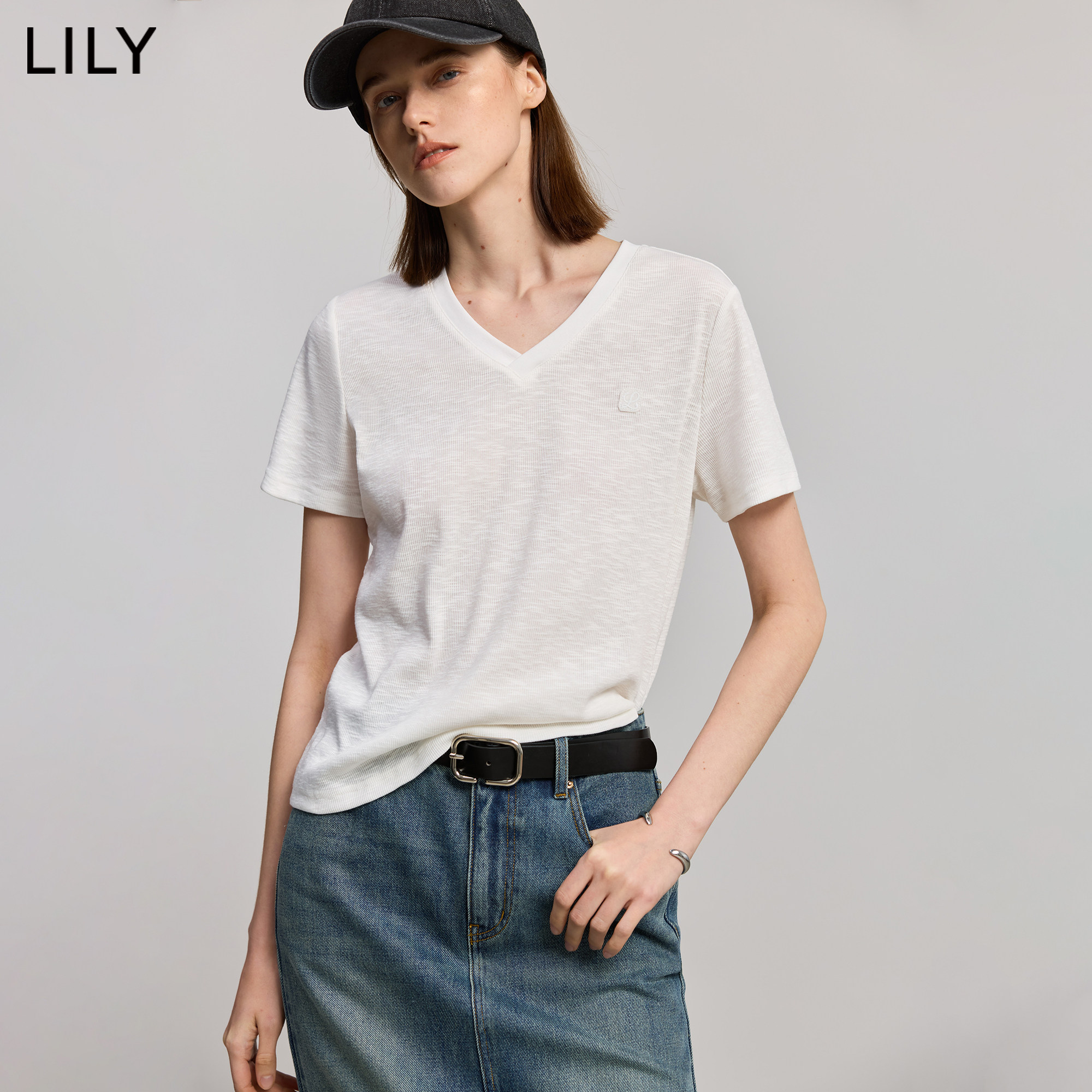 LILY2026夏新款简约肌理感休闲V领气质通勤白色短袖T恤女短款上衣