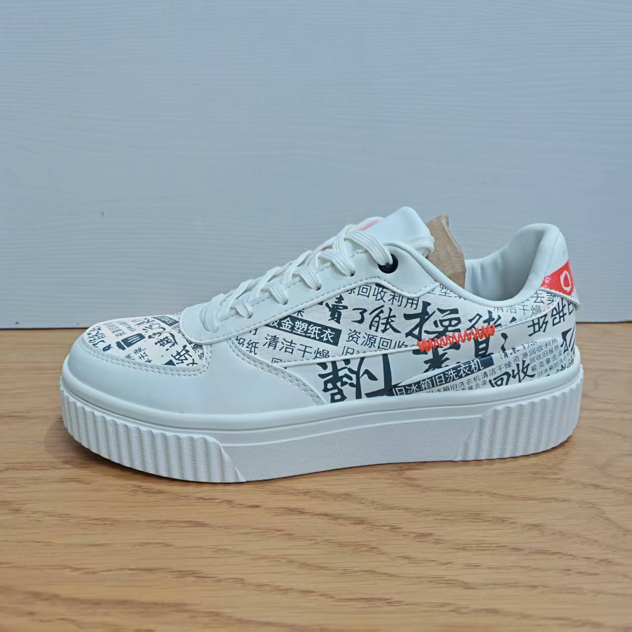 安踏女款低帮板鞋运动鞋